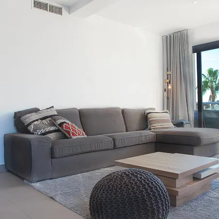 Modern Close To Costabella فيلة