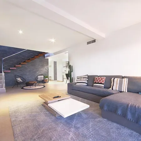 Modern Close To Costabella فيلة